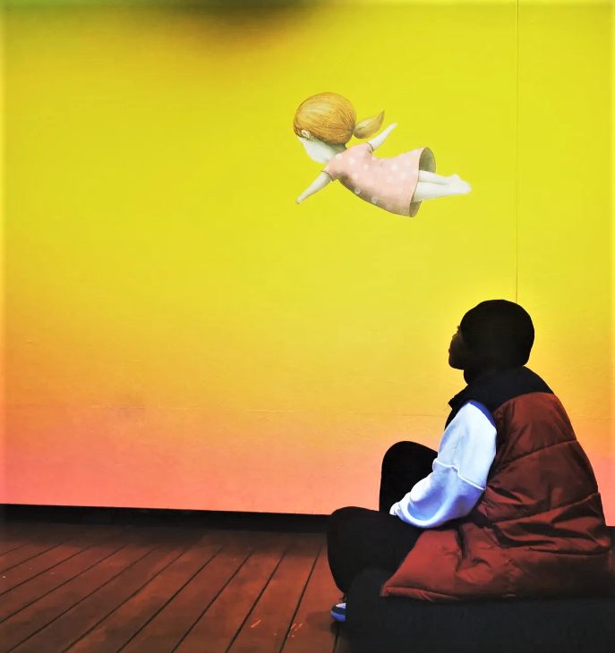 Visiteur face à une œuvre exposée